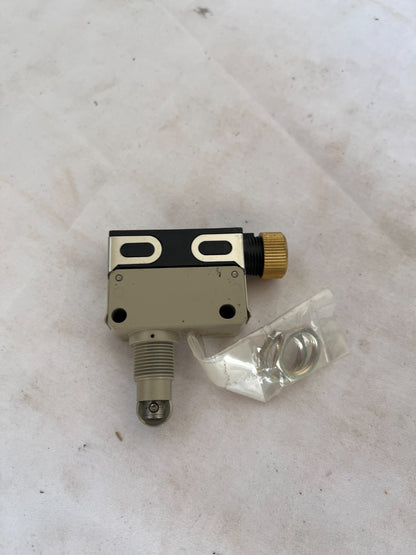 Omron D4F-1A20N Compact Limit Switch Roller Plunger IP67 New Spare Unit