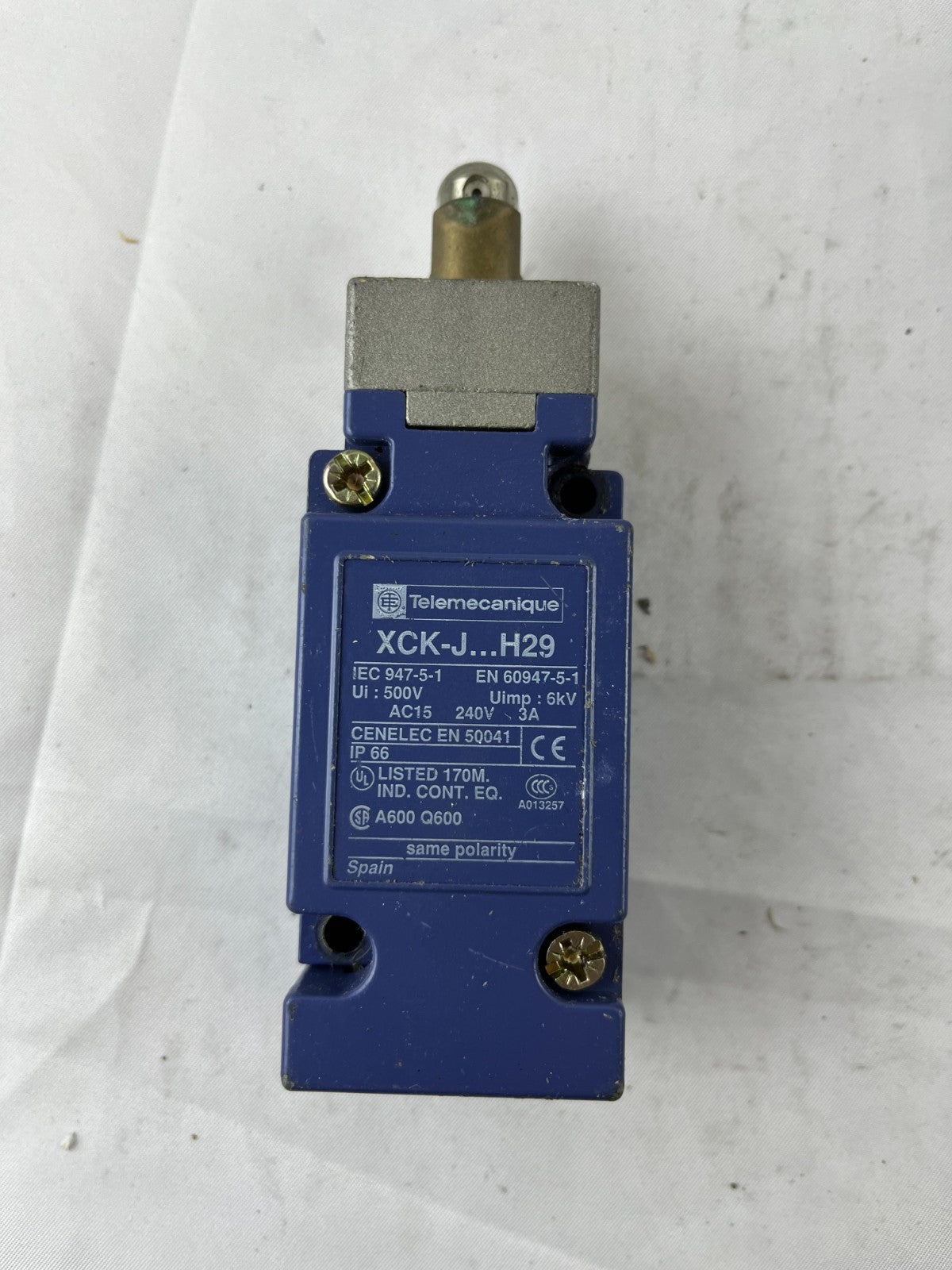 Telemecanique XCK-J H29 Limit Switch with ZCK-E67 Roller Plunger Head 240V 3A