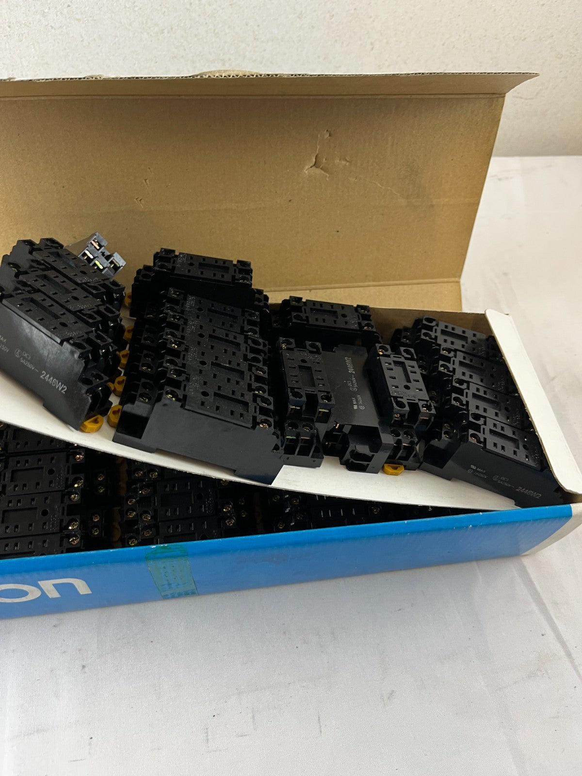 Omron PYF08A-E Relay Socket 8 Pin DIN Rail 40+ pcs New Bulk Bundle Spare Units