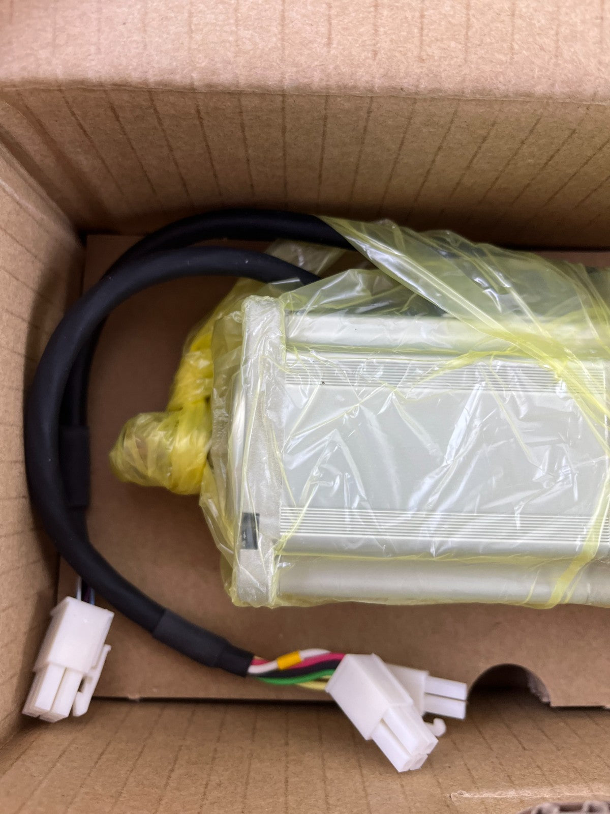 Omron R88M-G40030H-BS2 AC Servo Motor 400W 200V 3000rpm G-Series w/ Brake NEW