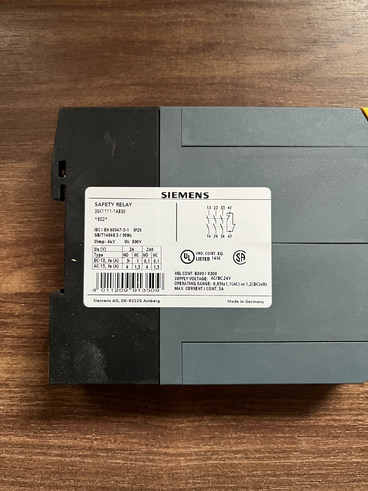 Siemens 3SK1111-1AB30 Sirius Safety Relay 24V AC/DC 3NO+1NC Used Spare Unit