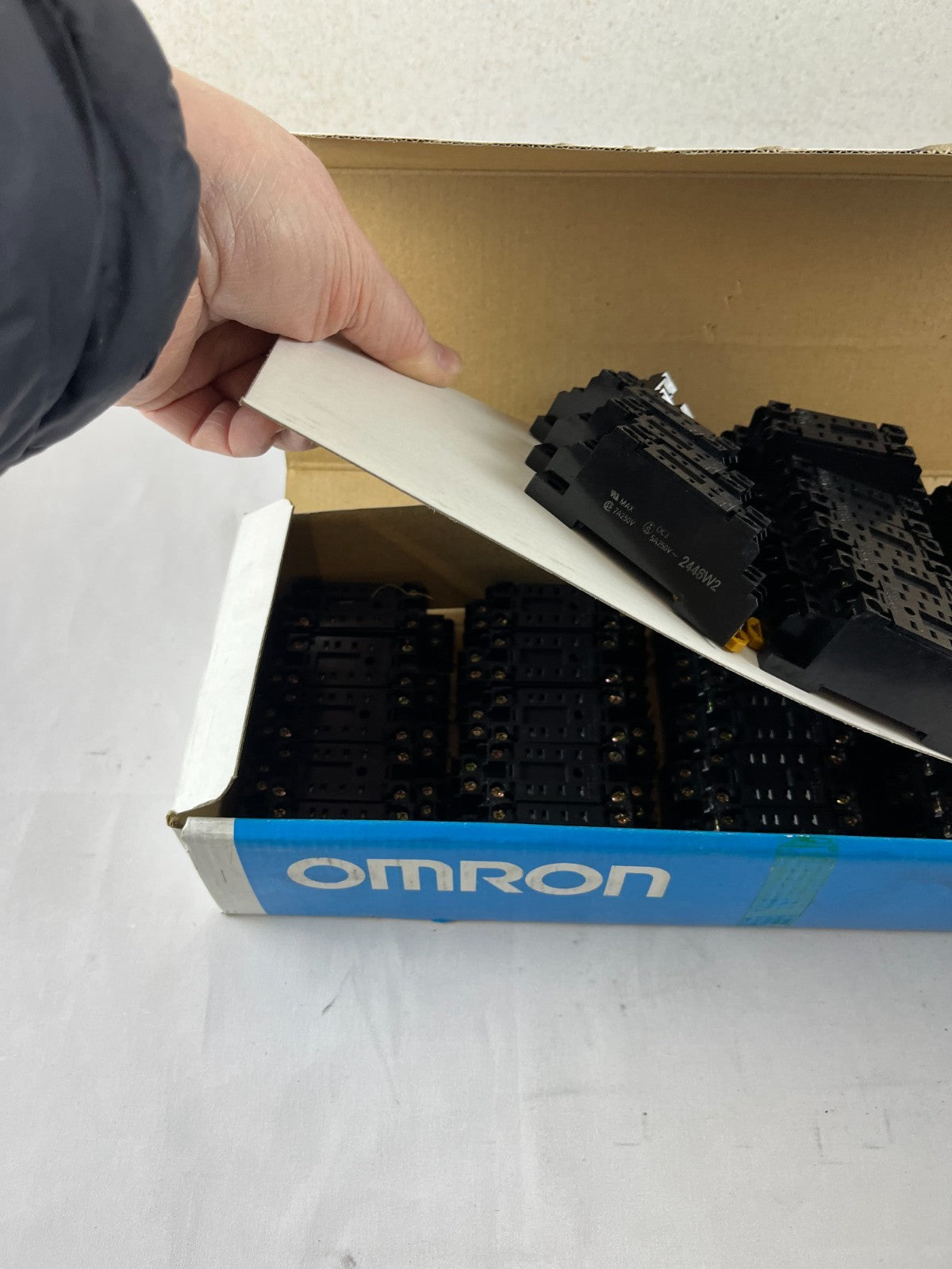 Omron PYF08A-E Relay Socket 8 Pin DIN Rail 40+ pcs New Bulk Bundle Spare Units