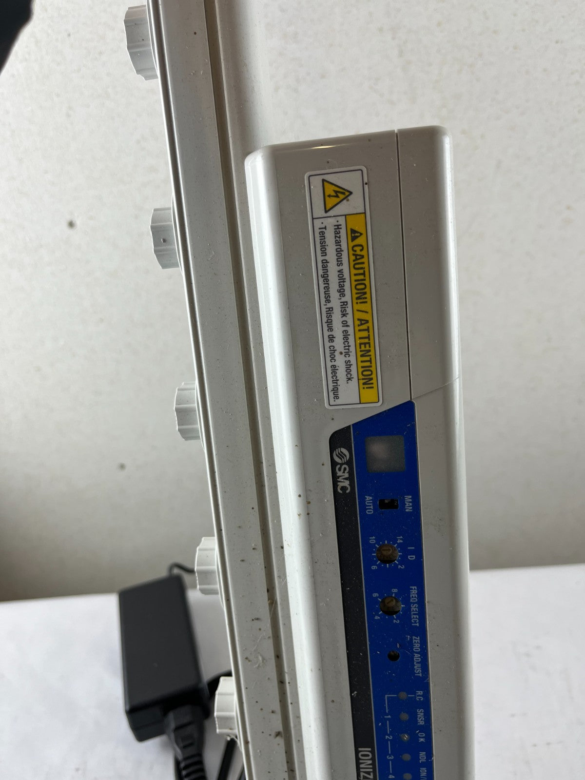 SMC IZS41‑1120‑06B Bar Type Ionizer With Brackets And 24V PSU, Used Spare Unit
