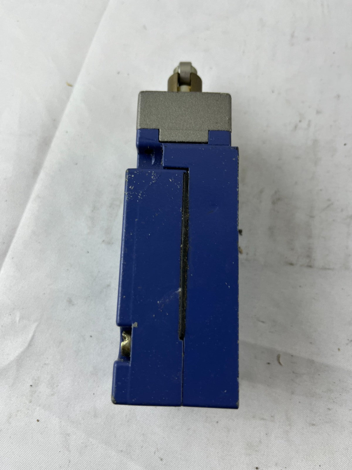 Telemecanique XCK-J H29 Limit Switch with ZCK-E67 Roller Plunger Head 240V 3A