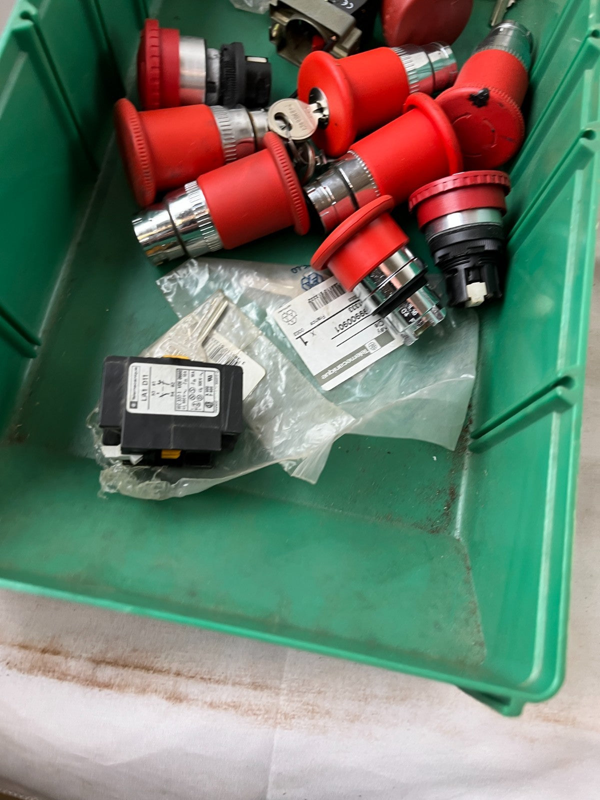 Mixed Lot – Emergency Stop Pushbuttons, Keyed E‑Stops, Contact Blocks Used + New