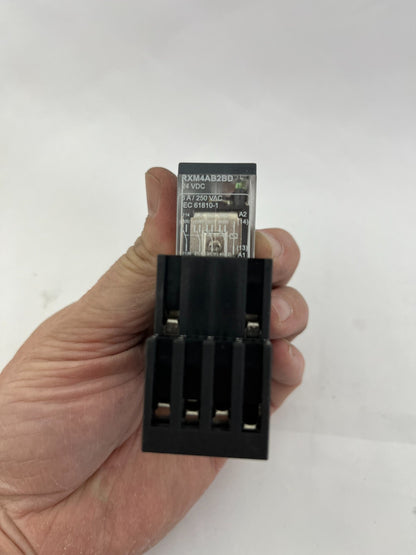 Schneider RXM4AB2B2BD 24VDC Plug-In Relay + RXZE2M114M DIN Rail Socket NEW