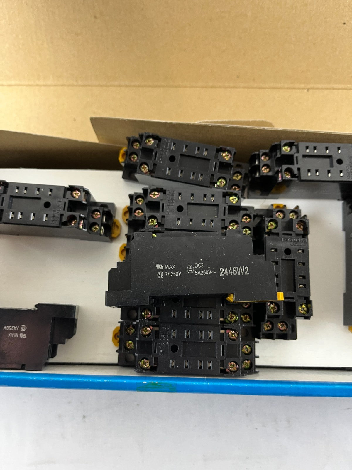 Omron PYF08A-E Relay Socket 8 Pin DIN Rail 40+ pcs New Bulk Bundle Spare Units