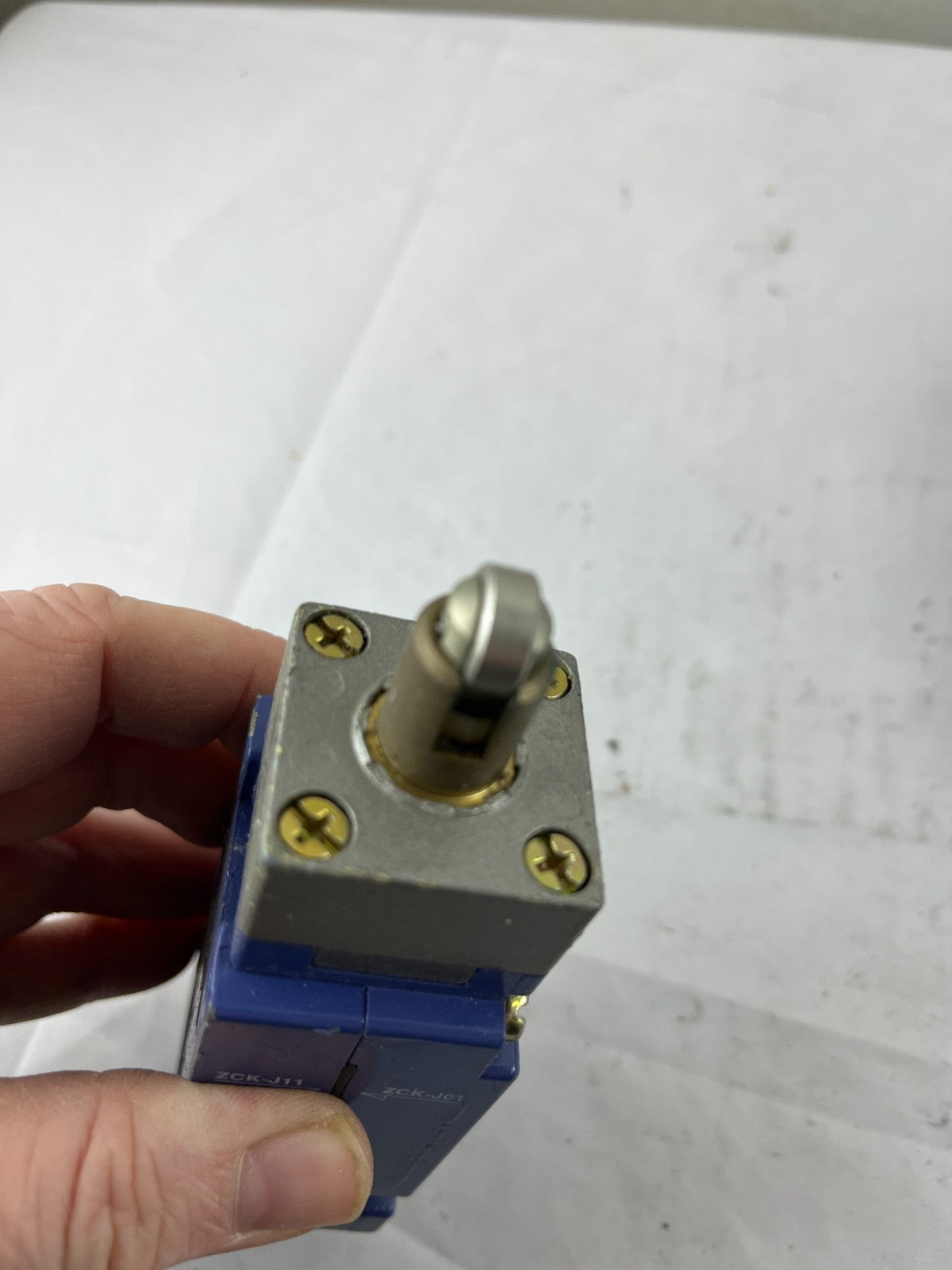 Telemecanique XCK-J H29 Limit Switch with ZCK-E67 Roller Plunger Head 240V 3A
