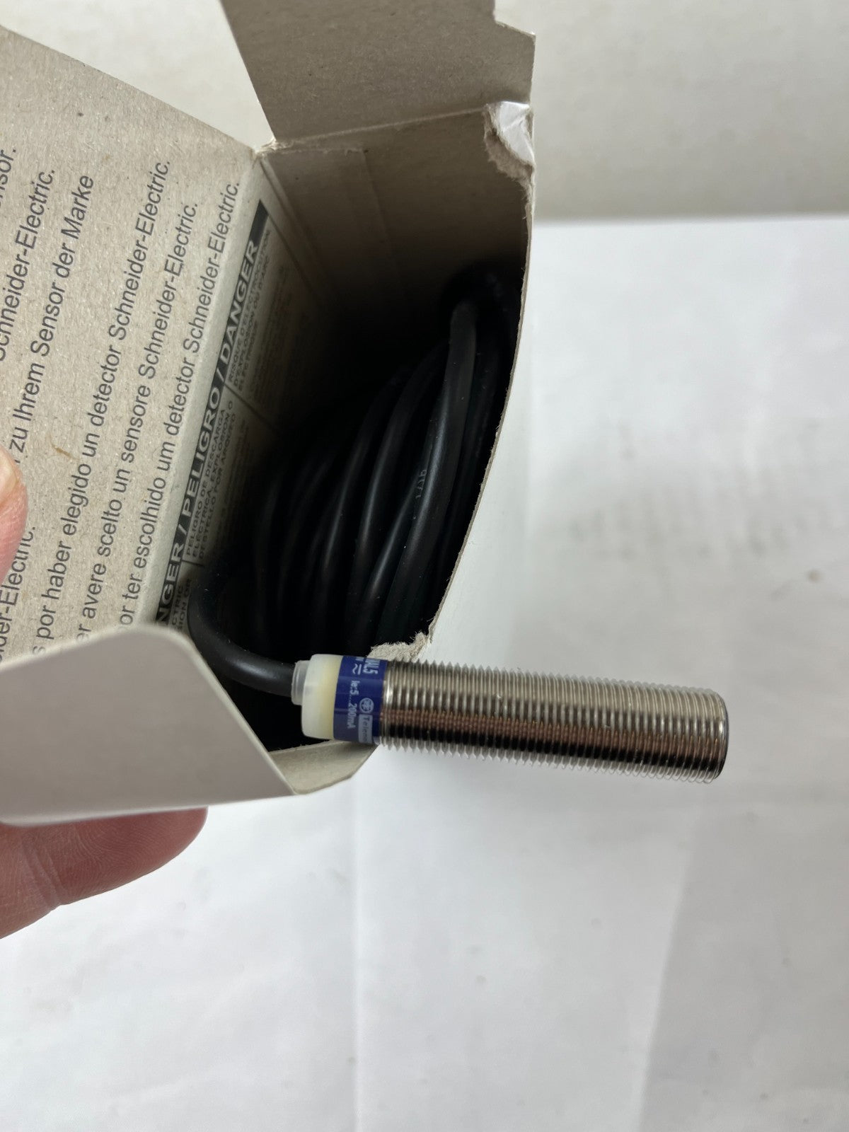 Schneider XS612B1MAL5 Proximity Sensor M12 4mm AC/DC New 5m Cable Telemecanique