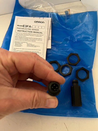 Omron E3FB-DP22 Photoelectric Sensor 10-30VDC M18 New w/ Manual & Mounts