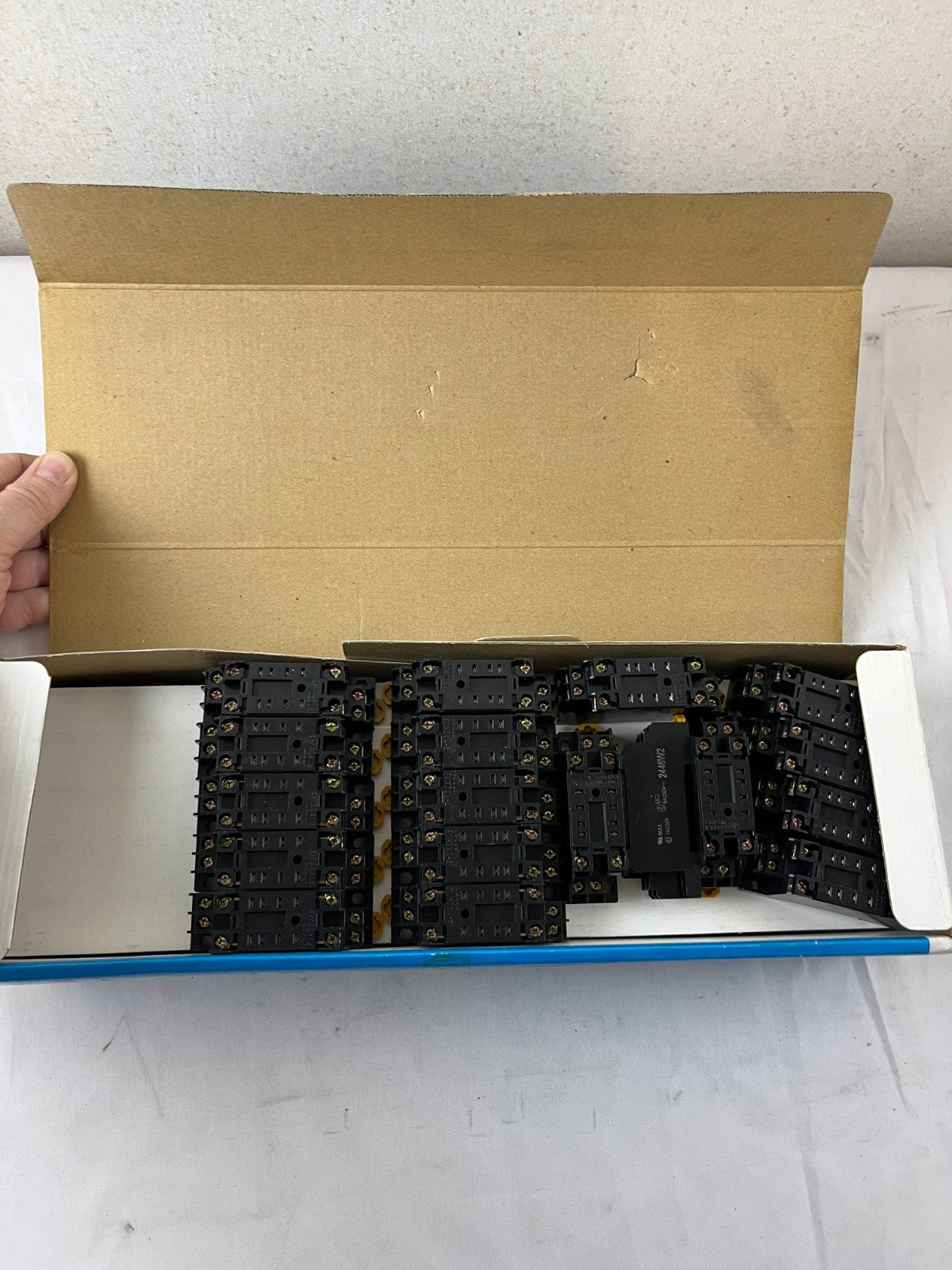 Omron PYF08A-E Relay Socket 8 Pin DIN Rail 40+ pcs New Bulk Bundle Spare Units