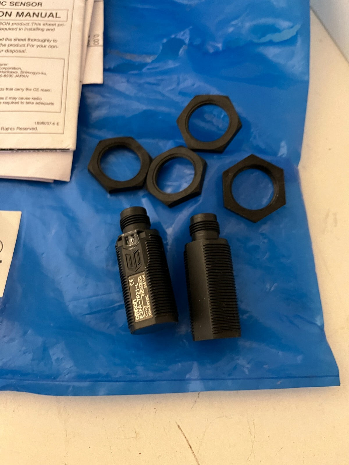 Omron E3FB-DP22 Photoelectric Sensor 10-30VDC M18 New w/ Manual & Mounts