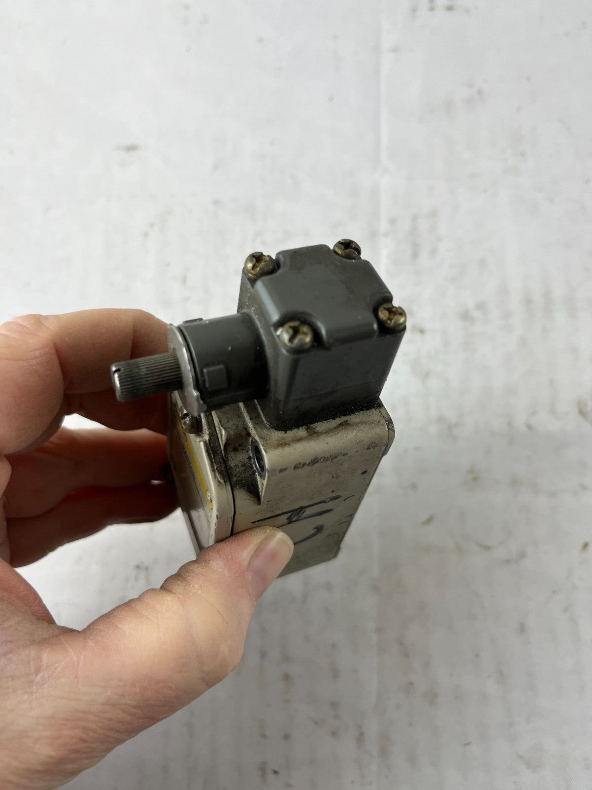 Omron WL Limit Switch WL3A2-G 10A 500V Rotary Shaft Used Spare Unit