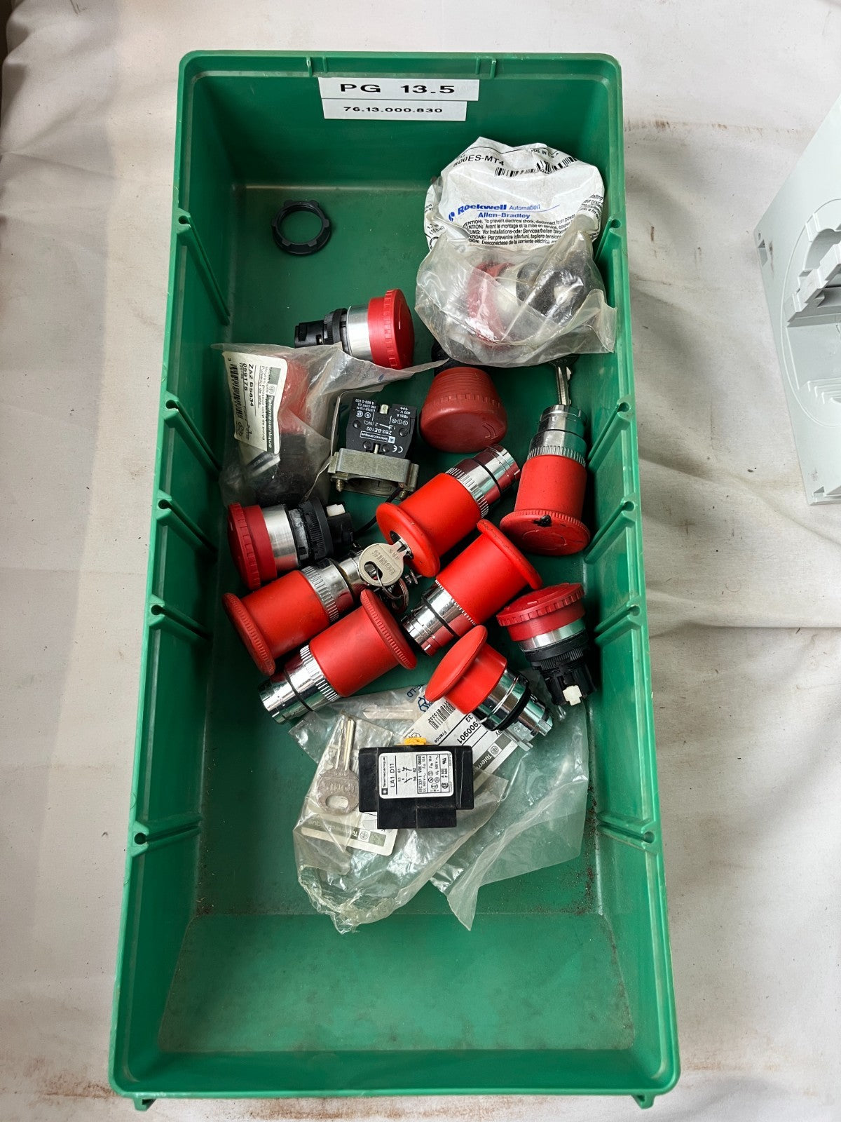 Mixed Lot – Emergency Stop Pushbuttons, Keyed E‑Stops, Contact Blocks Used + New