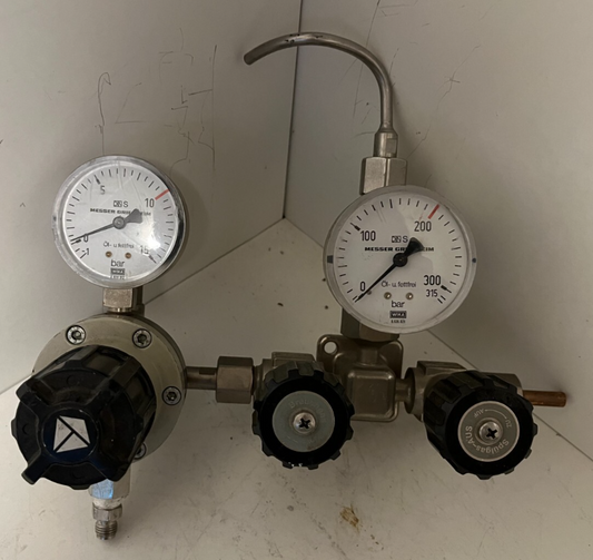 Messer Griesheim Oxygen Regulator Dual-Stage 315bar/10bar WIKA Gauge Used
