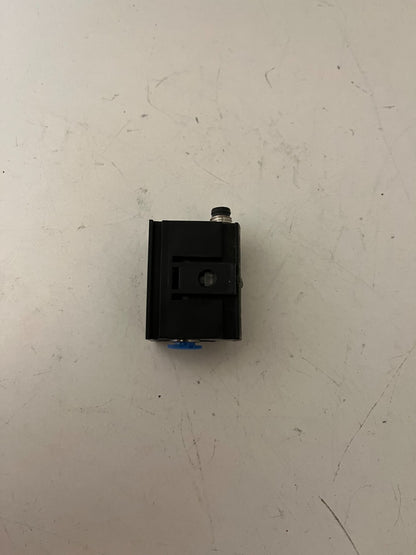 Festo SDE5-V1-O-Q6E-P-M8 Pressure Sensor 527461 New 0–1 bar 15–30VDC PNP M8