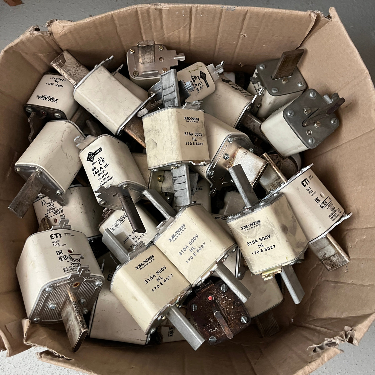 A bulk lot of fuse links