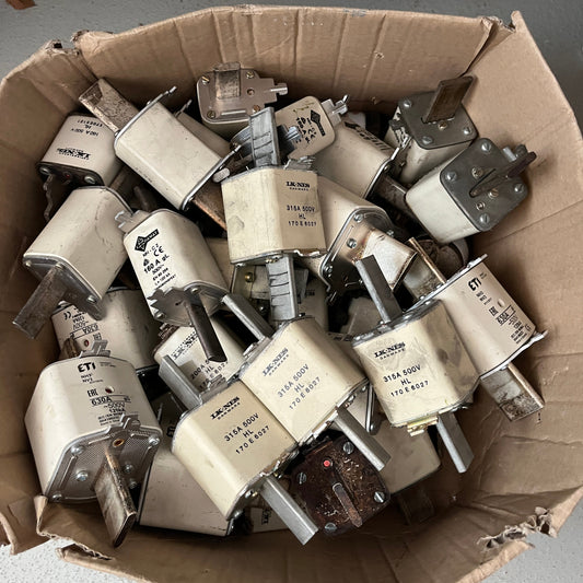 A bulk lot of fuse links
